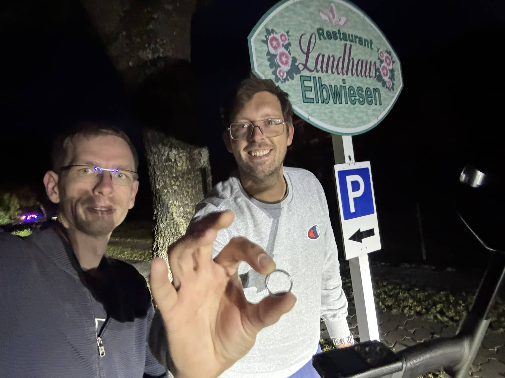 Detailansicht eines gefundenen Eherings im Sand