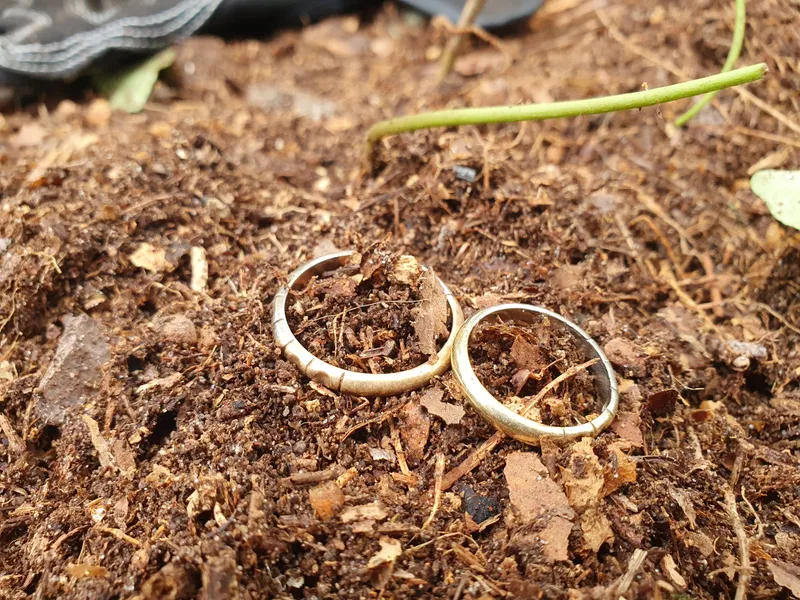 Wiedergefundene Eheringe nach der Suche mit dem Metalldetektor