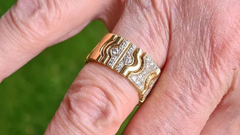 Frisch gefundener Goldring in der Hand kurz vor der Übergabe