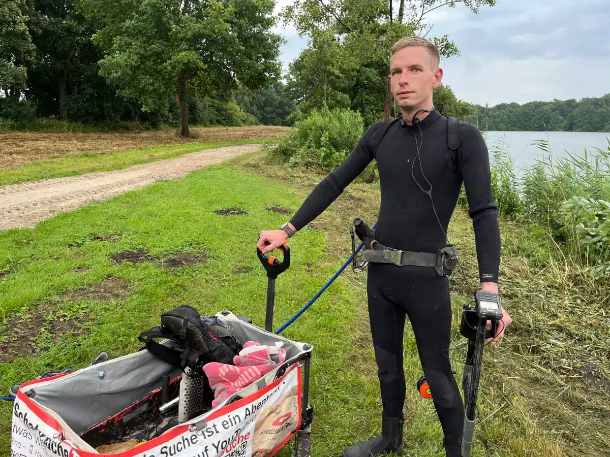 Patrik Flömer mit wasserdichtem Metalldetektor — Suche im Wasser