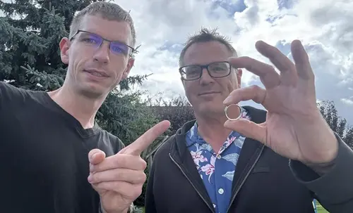 Persönliche Übergabe eines gefundenen Eherings an die Besitzerin