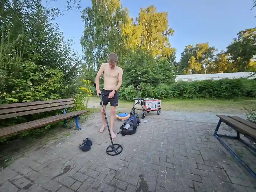 Detektor-Suche an der Düne mit Spaten und Sandscoop