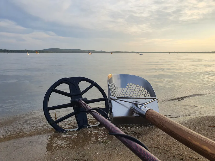 Suche mit dem Metalldetektor an der Wasserkante auf Norderney